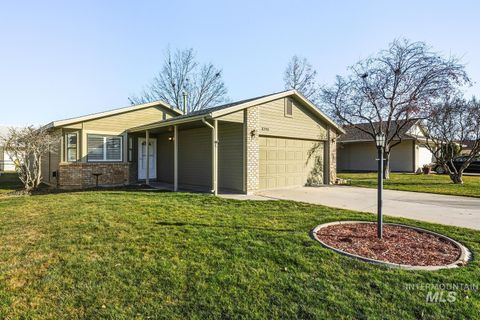 Photo of 8290 W Clubhouse Ln, Garden City, ID 83714 (MLS # 98973138)