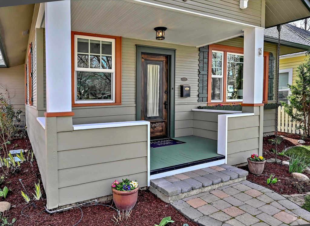 Photo of 909 W Resseguie St, Boise, ID 83702 (MLS # 98978957)