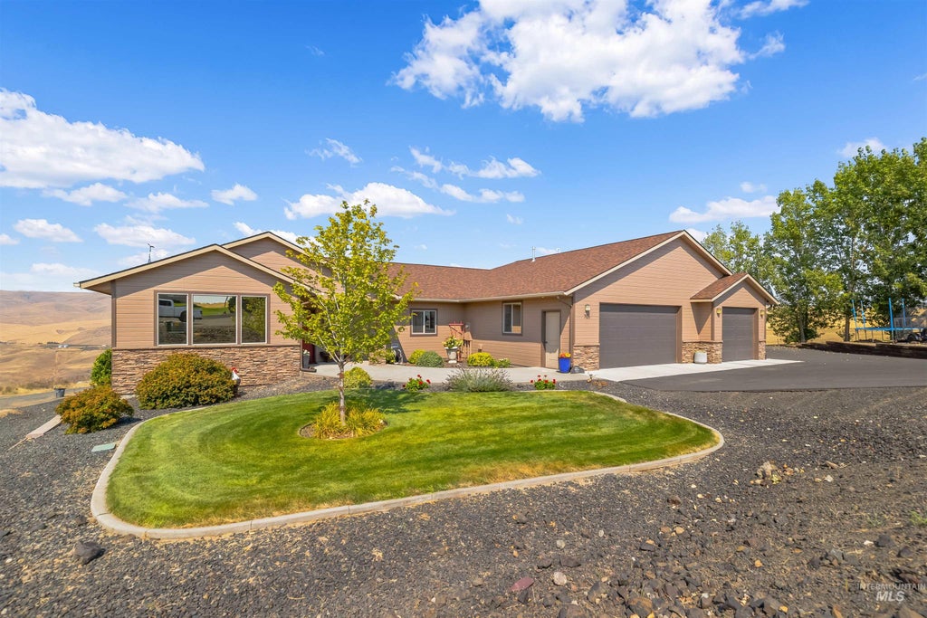 Photo of 705 Talons Ct, Lewiston, ID 83501 (MLS # 98998298)