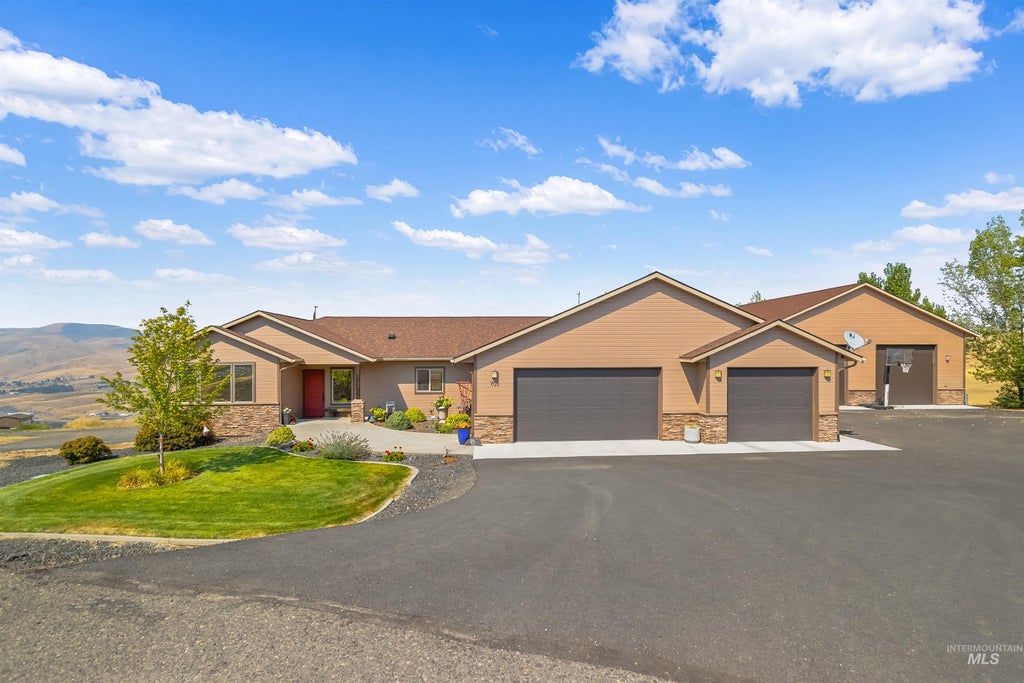 Photo of 705 Talons Ct, Lewiston, ID 83501 (MLS # 98998298)