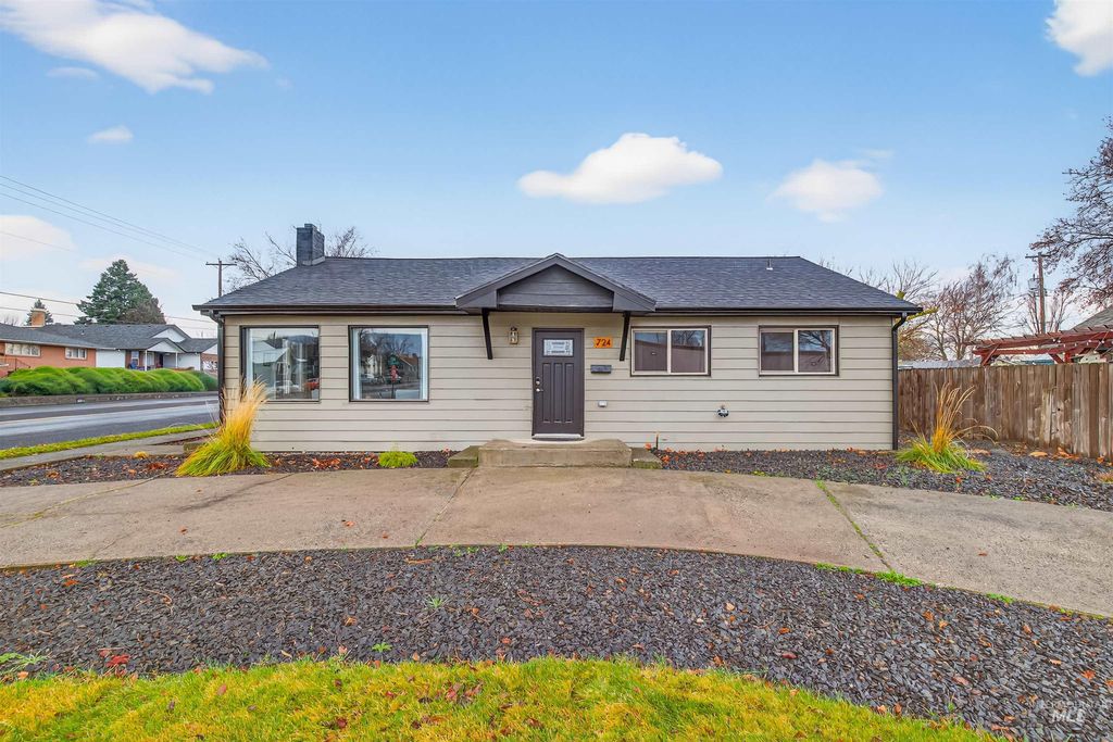 Photo of 724 13th Ave, Lewiston, ID 83501 (MLS # 98980833)