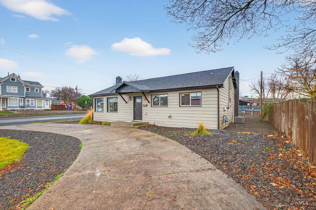 Photo of 724 13th Ave, Lewiston, ID 83501 (MLS # 98980833)