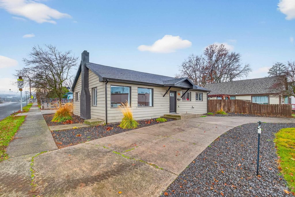 Photo of 724 13th Ave, Lewiston, ID 83501 (MLS # 98980833)