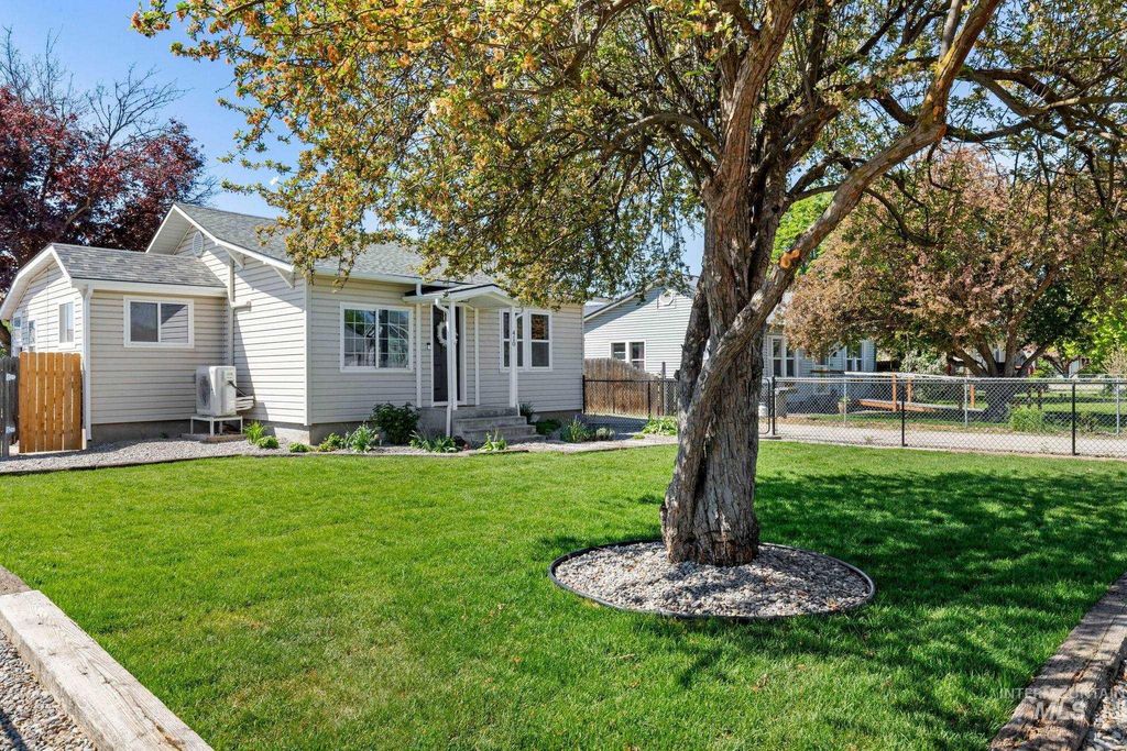 Photo of 410 W 1st St, Fruitland, ID 83619 (MLS # 98984472)