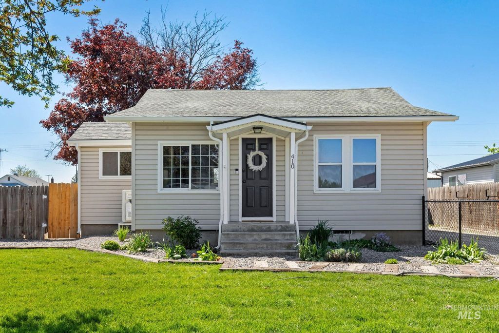 Photo of 410 W 1st St, Fruitland, ID 83619 (MLS # 98984472)