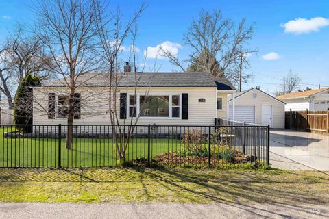 Photo of 109 E Woodvine St, Boise, ID 83706 (MLS # 98979214)