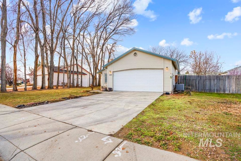 Photo of 1125 S Bonneville Dr, Nampa, ID 83686 (MLS # 98969442)