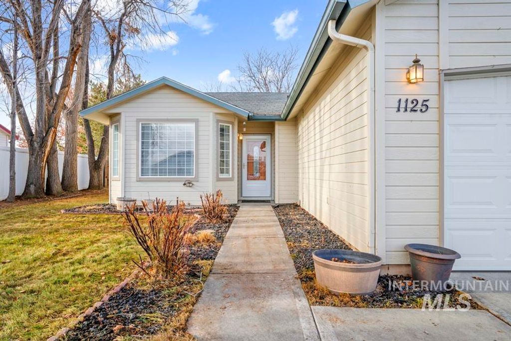 Photo of 1125 S Bonneville Dr, Nampa, ID 83686 (MLS # 98969442)