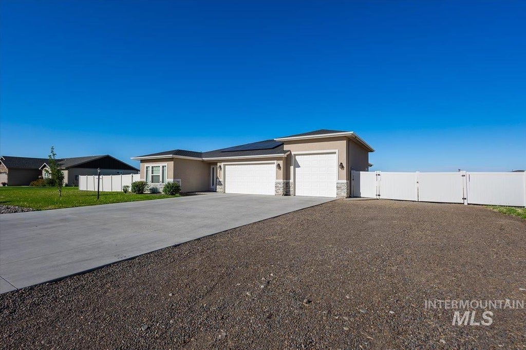 Photo of 4535 Purple Sage Cir, Mountain Home, ID 83647 (MLS # 98991312)