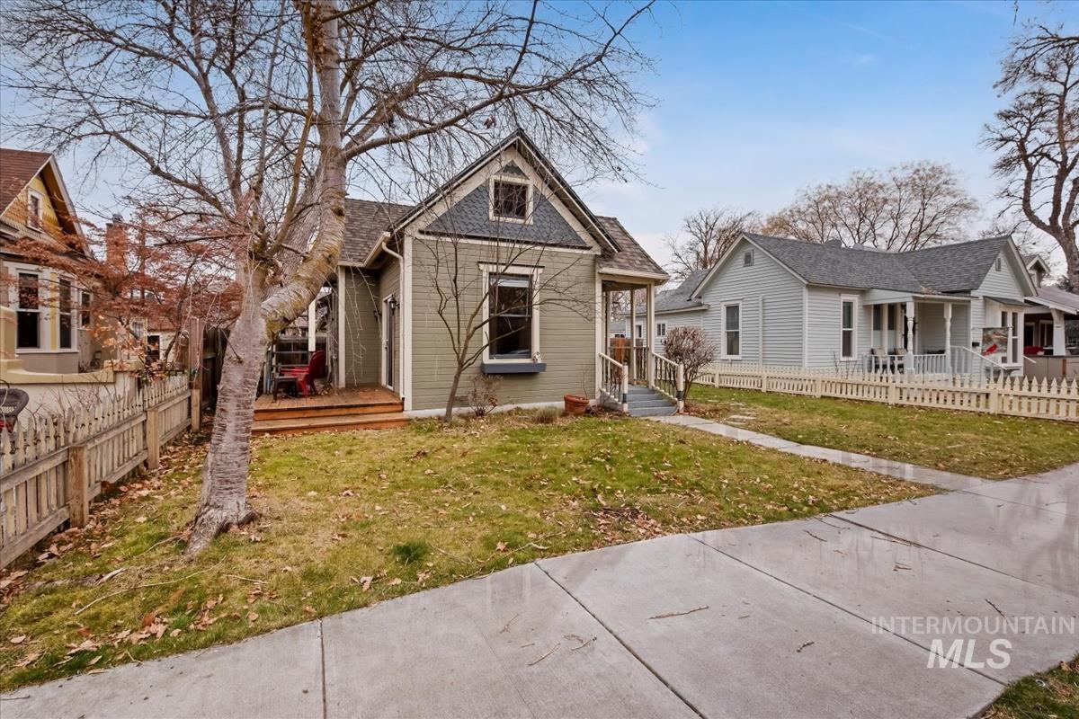 View of front facade with a shingled roof