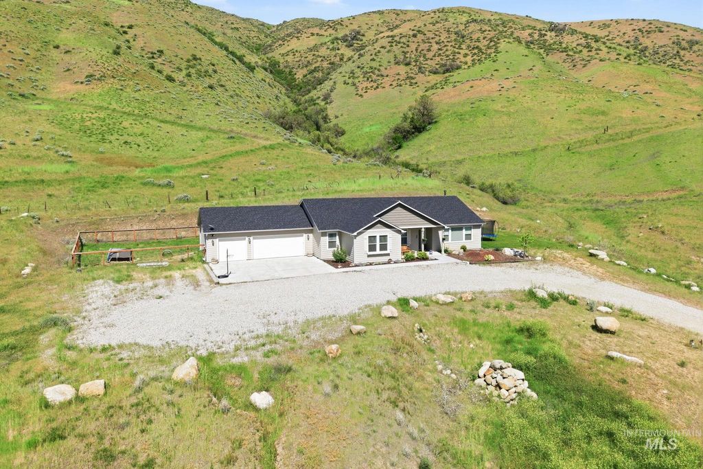 Photo of 25 River Ridge Court, Horseshoe Bend, ID 83629 (MLS # 98975985)