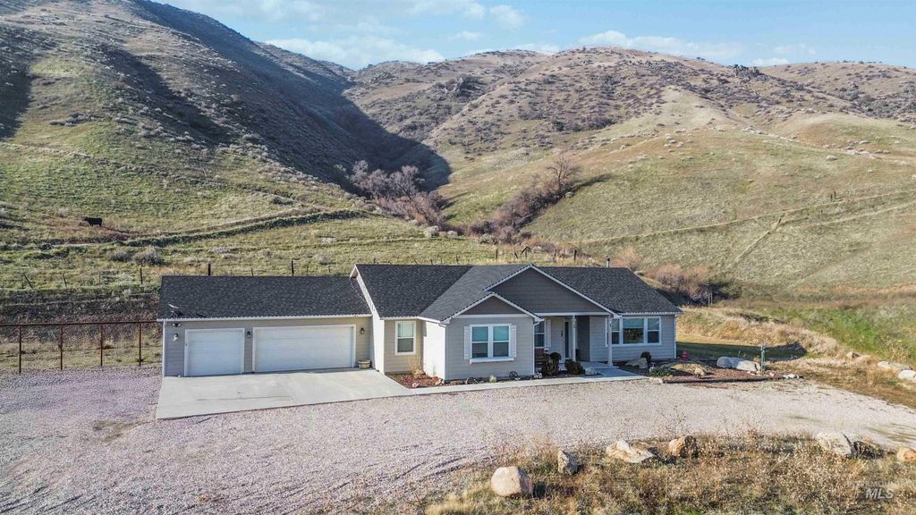 Photo of 25 River Ridge Court, Horseshoe Bend, ID 83629 (MLS # 98975985)