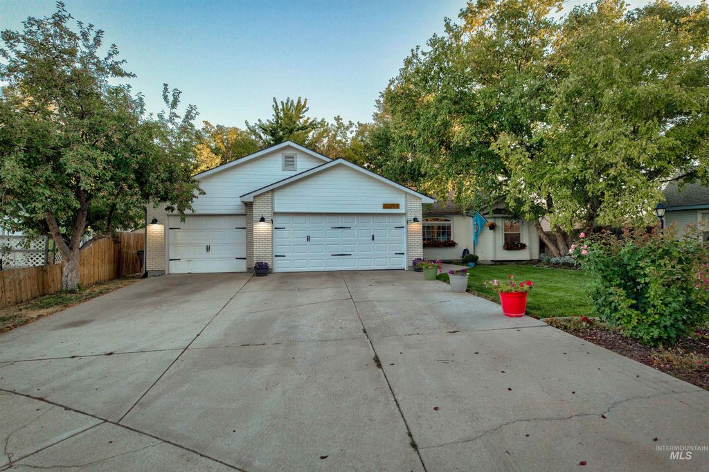 Photo of 10099 W Landmark St, Boise, ID 83704 (MLS # 98971852)