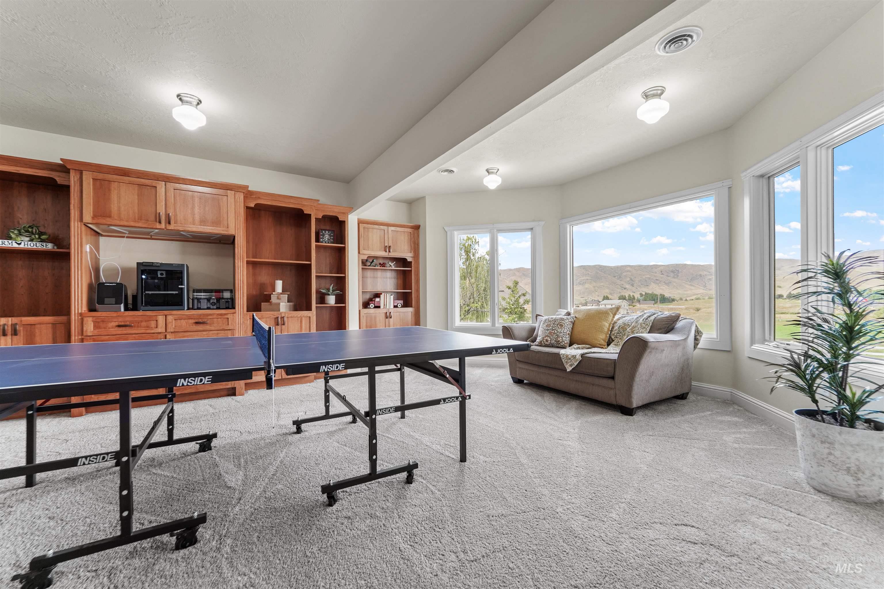 Recreation room with carpet flooring and baseboards