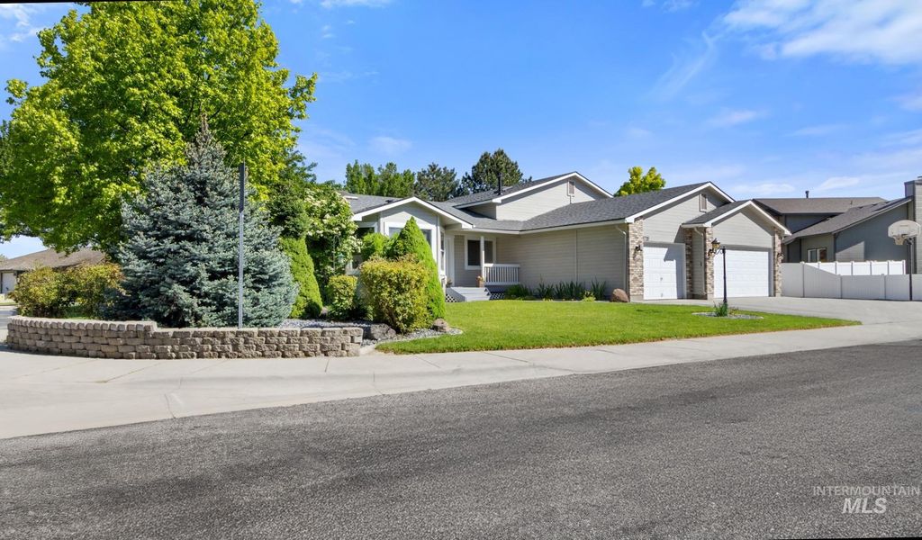 Photo of 1720 N Aronmink WAY, Meridian, ID 83646 (MLS # 98985658)