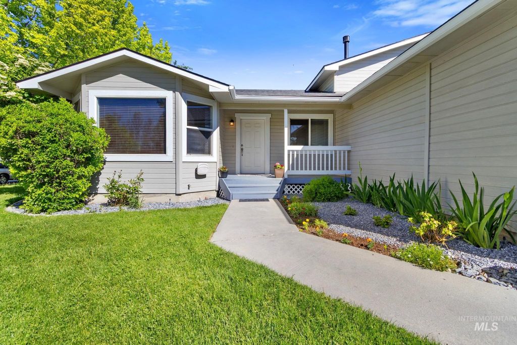 Photo of 1720 N Aronmink WAY, Meridian, ID 83646 (MLS # 98985658)