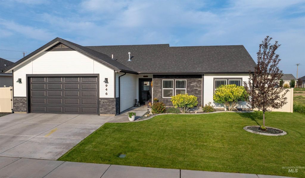 Photo of 946 Kenbrook Loop, Twin Falls, ID 83301 (MLS # 98960908)