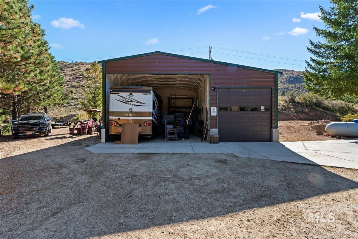 Detached garage with driveway