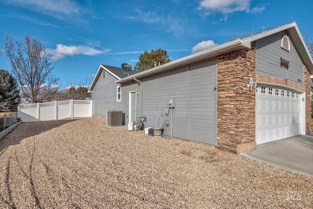 Photo of 5710 Howard Ln, Nampa, ID 83687 (MLS # 98975755)