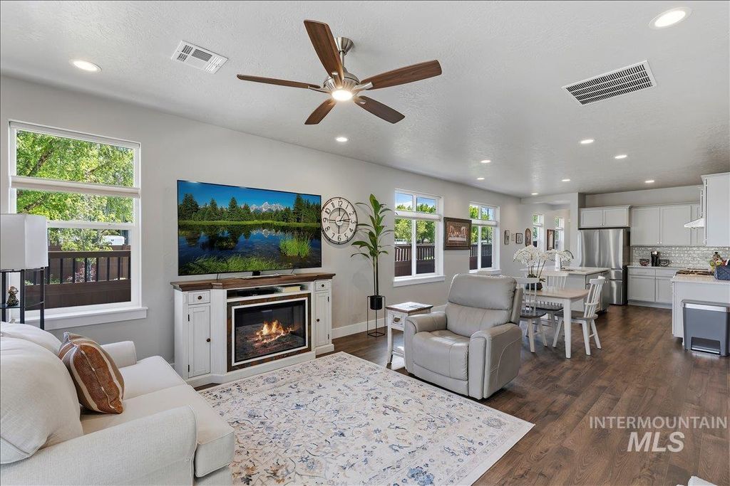 Photo of 1464 E Prairiefire St, Meridian, ID 83646 (MLS # 98985443)