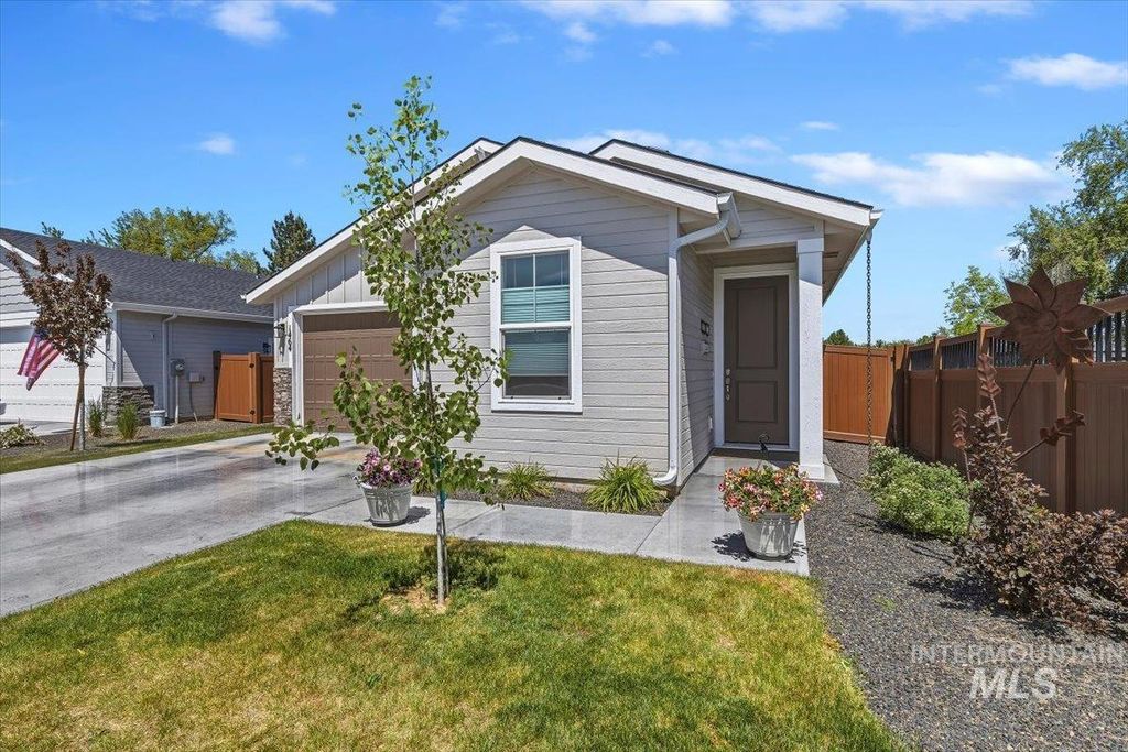 Photo of 1464 E Prairiefire St, Meridian, ID 83646 (MLS # 98985443)