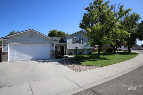 Photo of 2450 W Santa Clara Dr, Meridian, ID 83642 (MLS # 98989953)