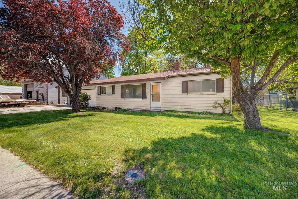 Photo of 847 W Pine Ave, Meridian, ID 83642 (MLS # 98984054)