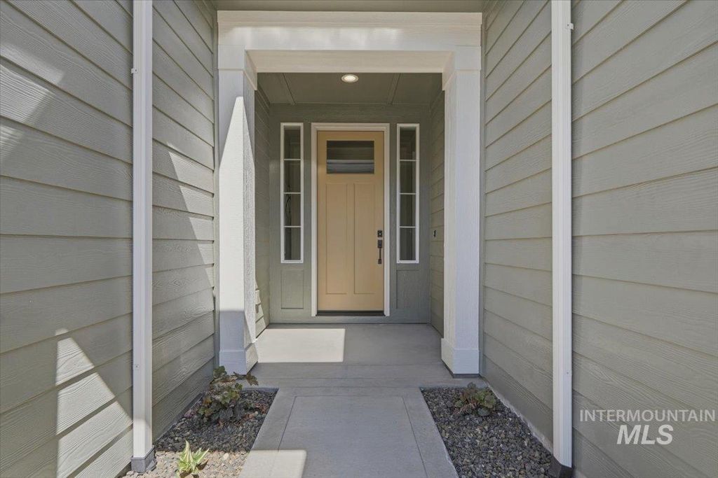 Photo of 1010 E Crescendo St, Meridian, ID 83642 (MLS # 98981727)