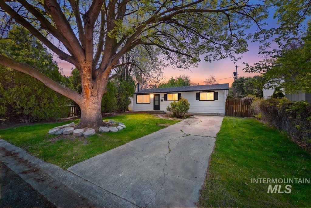 Photo of 205 Meyer Ave, Nampa, ID 83686 (MLS # 98982905)
