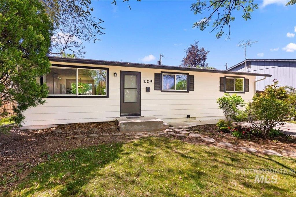 Photo of 205 Meyer Ave, Nampa, ID 83686 (MLS # 98982905)