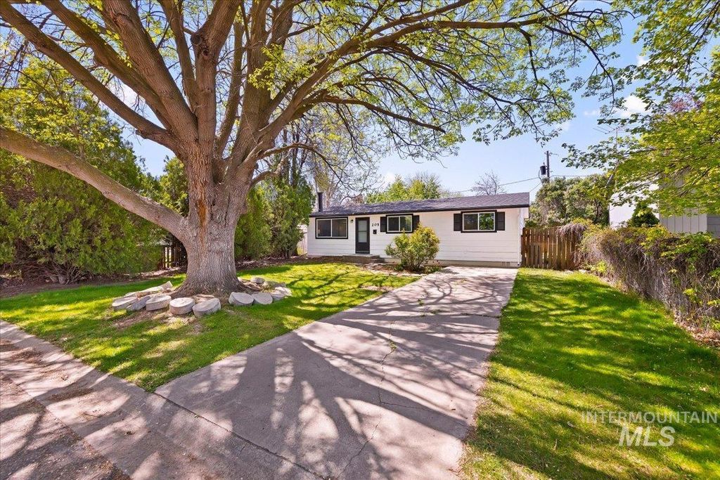 Photo of 205 Meyer Ave, Nampa, ID 83686 (MLS # 98982905)