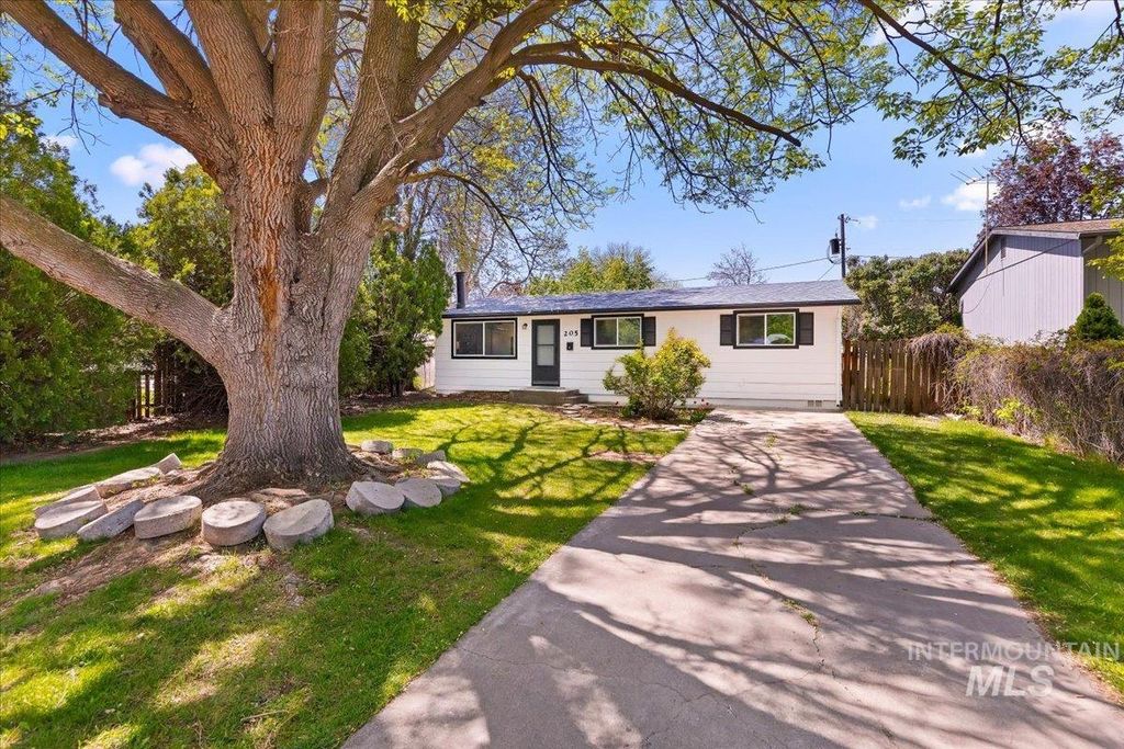Photo of 205 Meyer Ave, Nampa, ID 83686 (MLS # 98982905)