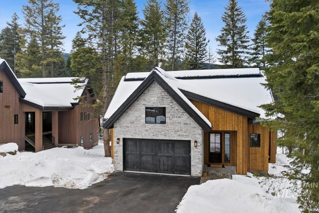 Photo of 68 Ponderosa Ridge Court, Donnelly, ID 83615 (MLS # 98970319)