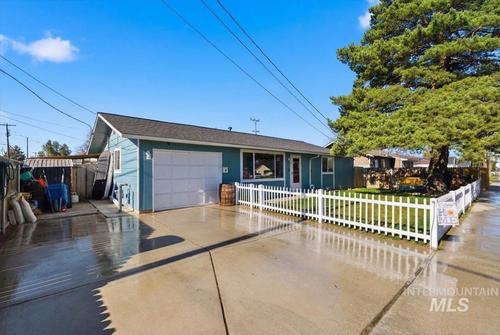 Photo of 2211 3rd St S St, Nampa, ID 83651 (MLS # 98978599)