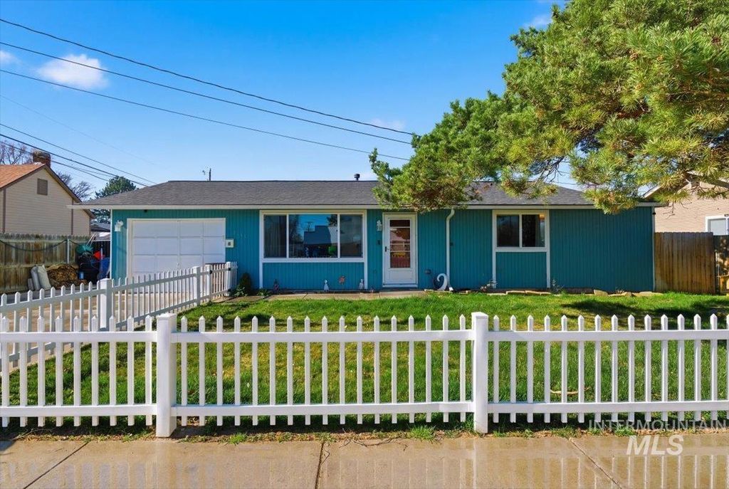 Photo of 2211 3rd St S St, Nampa, ID 83651 (MLS # 98978599)