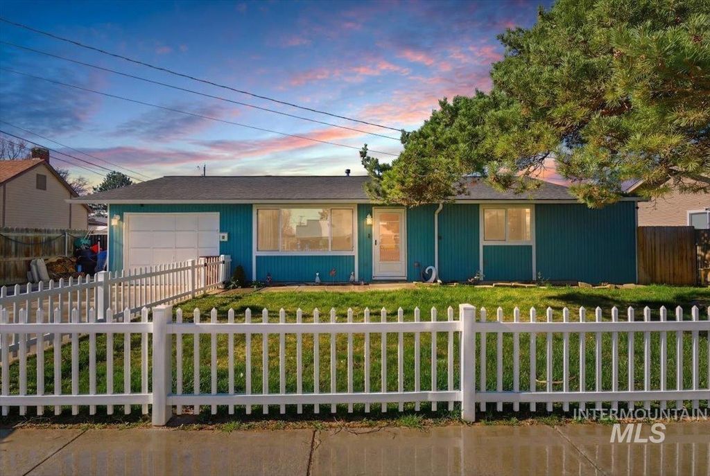 Photo of 2211 3rd St S St, Nampa, ID 83651 (MLS # 98978599)