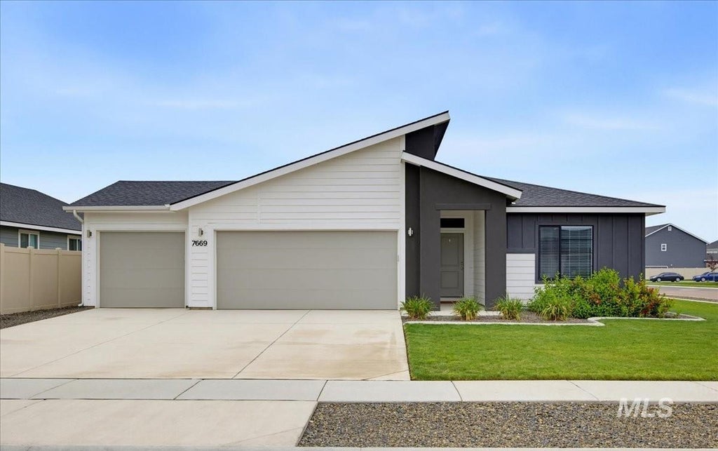 Photo of 7669 E Flyway St, Nampa, ID 83687 (MLS # 99001989)