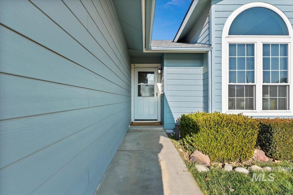 Photo of 1284 W Crest Wood Dr, Meridian, ID 83642 (MLS # 98972193)