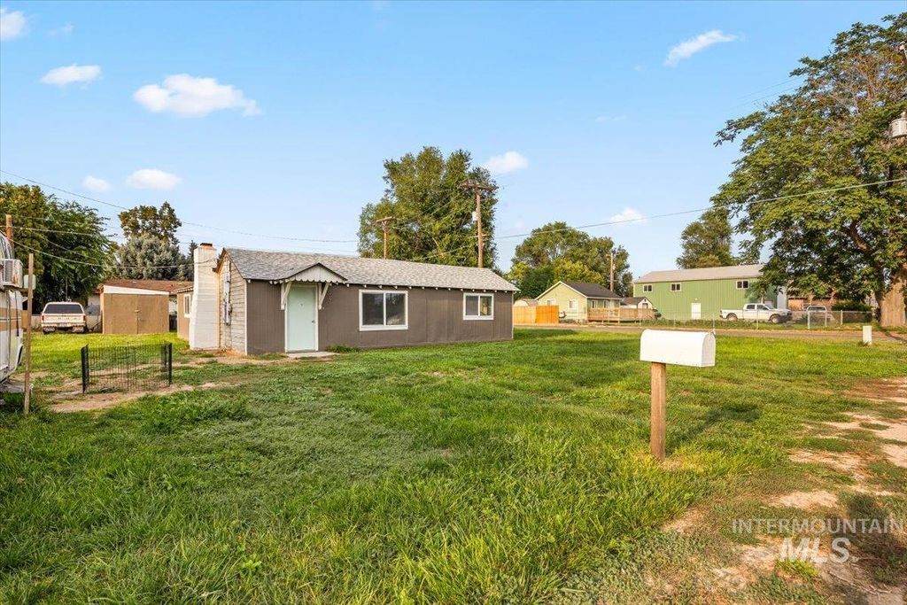 Photo of 602 W Nevada Ave, Homedale, ID 83628 (MLS # 98961207)