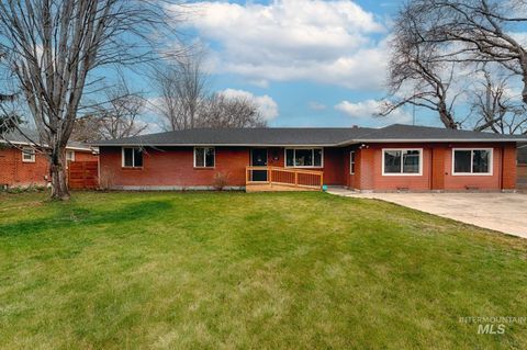 Photo of 819 S Powerline Rd, Nampa, ID 83686 (MLS # 98971176)