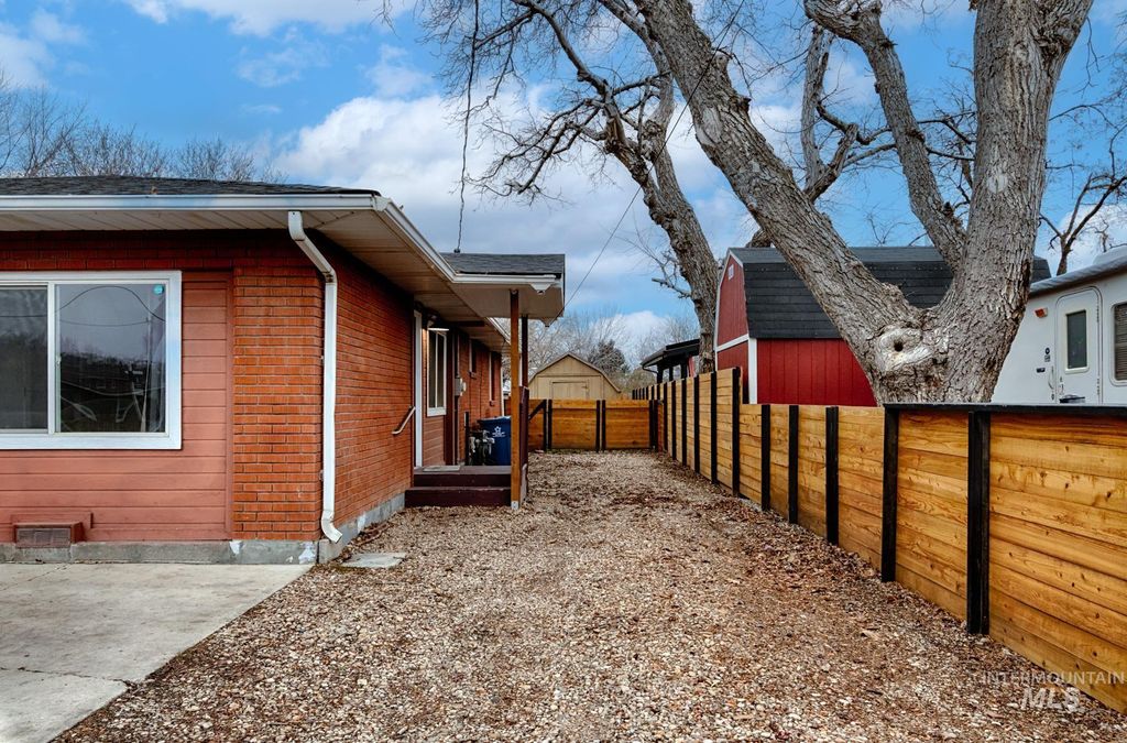 Photo of 819 S Powerline Rd, Nampa, ID 83686 (MLS # 98971176)