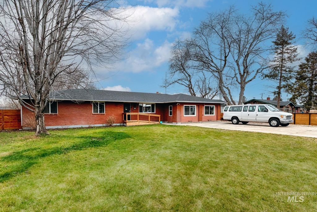 Photo of 819 S Powerline Rd, Nampa, ID 83686 (MLS # 98971176)