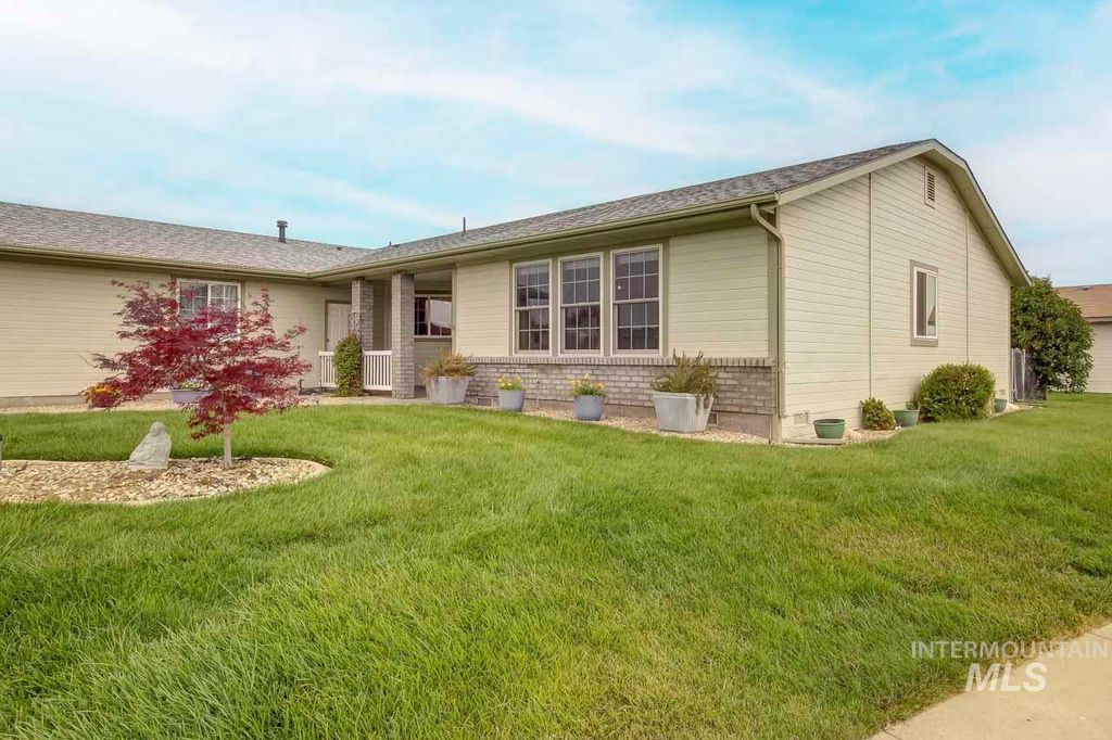 Photo of 1100 Burnett Dr #401, Nampa, ID 83651 (MLS # 98989445)