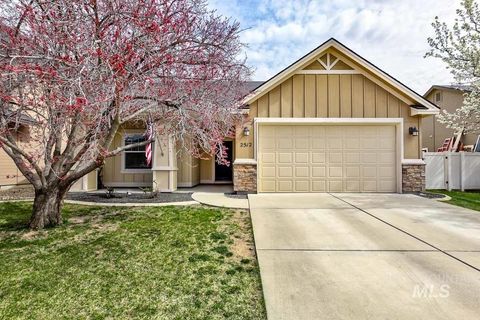 2512 N Tweedbrook Avenue Meridian ID 83646