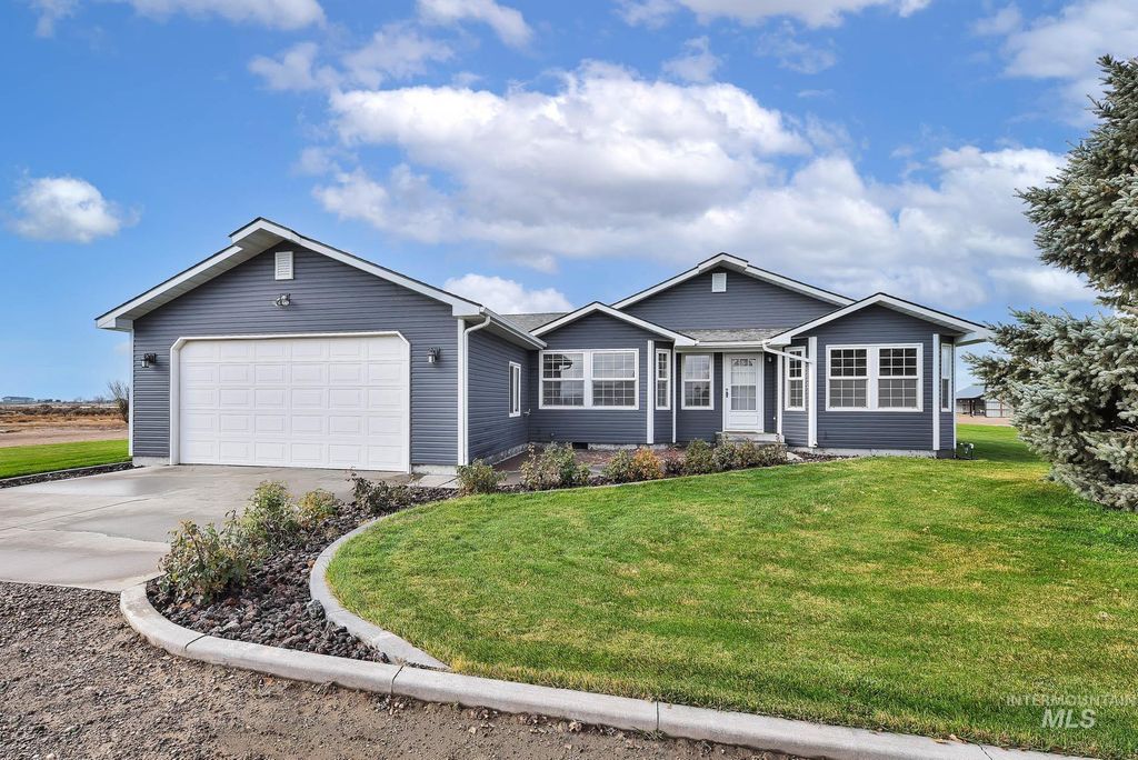 Photo of 4675 SW Lark Dr, Mountain Home, ID 83647 (MLS # 98968503)