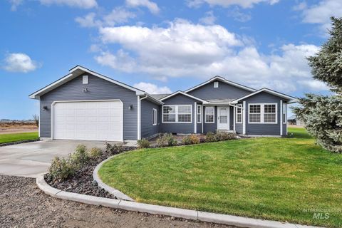 Photo of 4675 SW Lark Dr, Mountain Home, ID 83647 (MLS # 98968503)