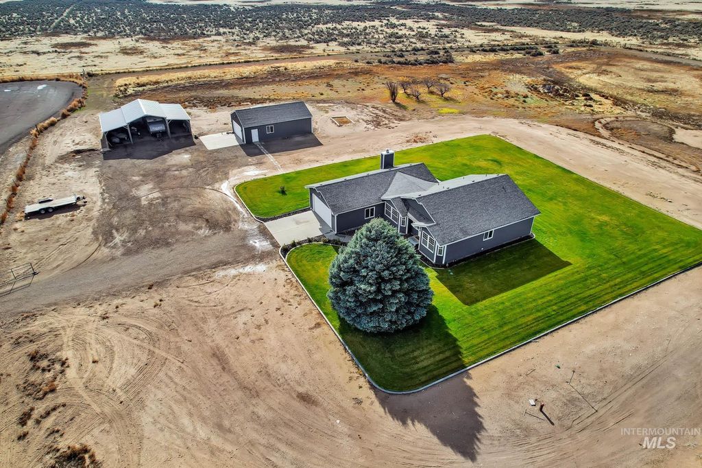 Photo of 4675 SW Lark Dr, Mountain Home, ID 83647 (MLS # 98968503)