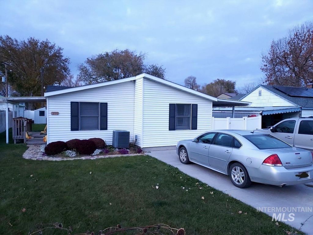 Photo of 319 2nd Street, Hazelton, ID 83335 (MLS # 98968858)