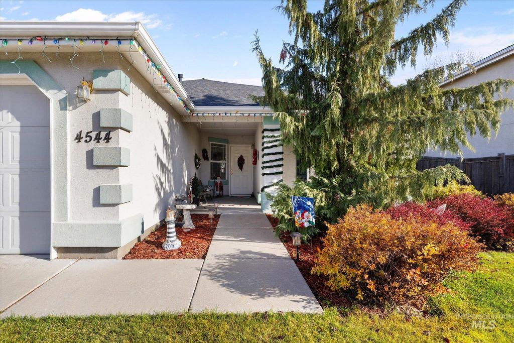 Photo of 4544 N Heritage View Ave, Meridian, ID 83646 (MLS # 98968658)