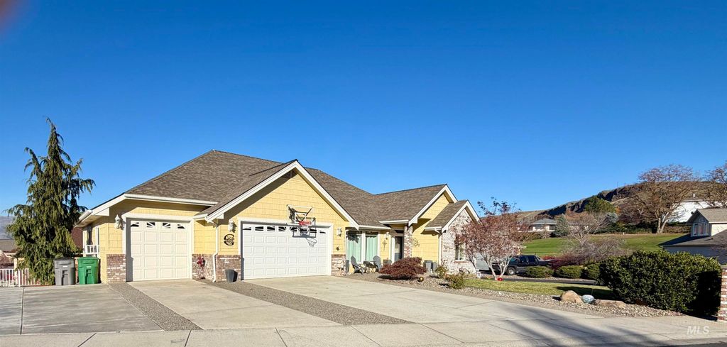 Photo of 101 Canyon Greens Ct, Lewiston, ID 83501 (MLS # 98968046)